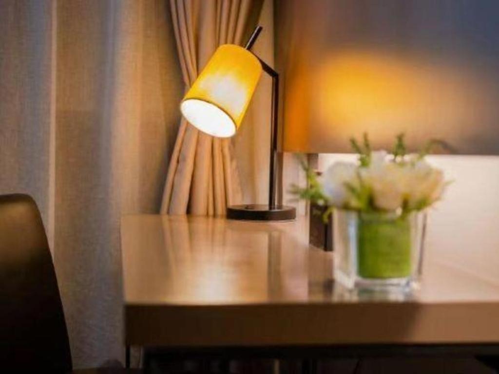 Zhangjiang Guanglan Road Metro Station Hotel 3*