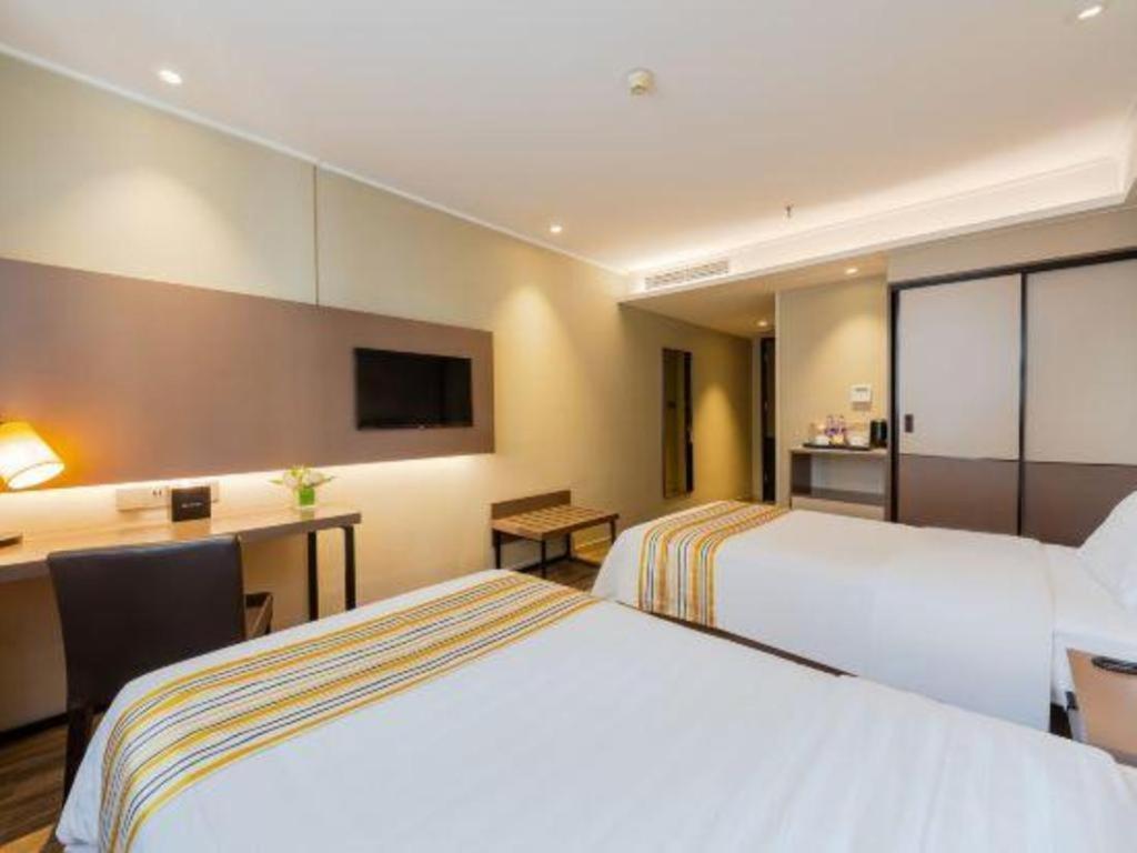 Zhangjiang Guanglan Road Metro Station Hotel