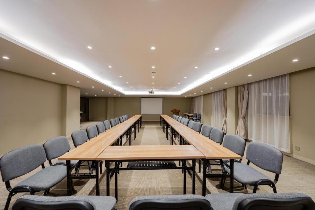 Zhangjiang Guanglan Road Metro Station Hotel