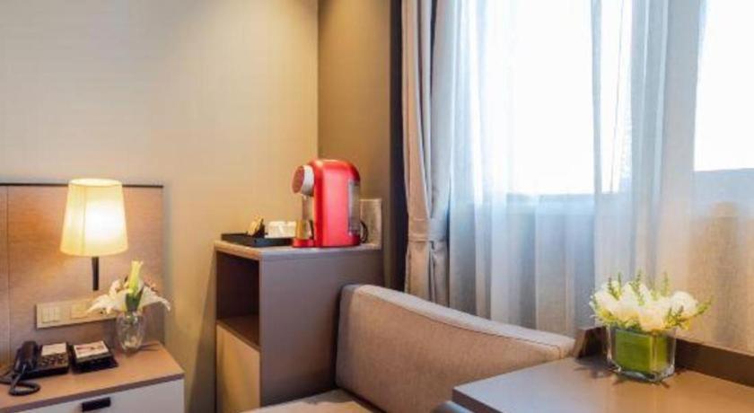 Zhangjiang Guanglan Road Metro Station Hotel