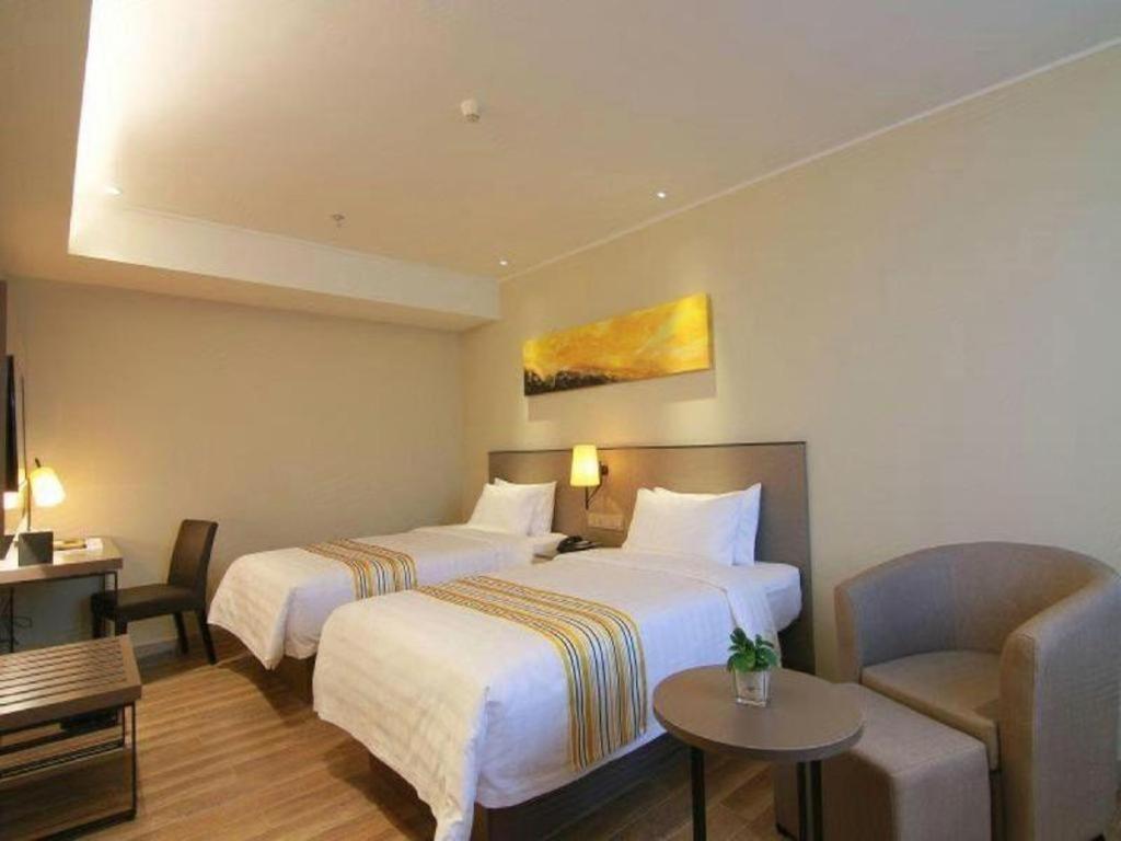 Zhangjiang Guanglan Road Metro Station Hotel 3*