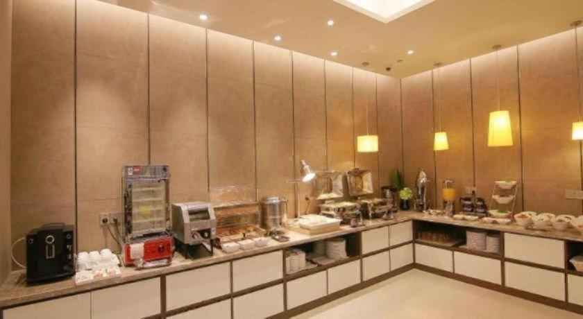 Zhangjiang Guanglan Road Metro Station Hotel 3*