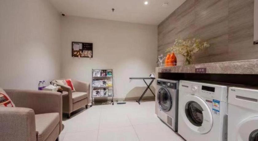 Hotel Zhangjiang Guanglan Road Metro Station 3*