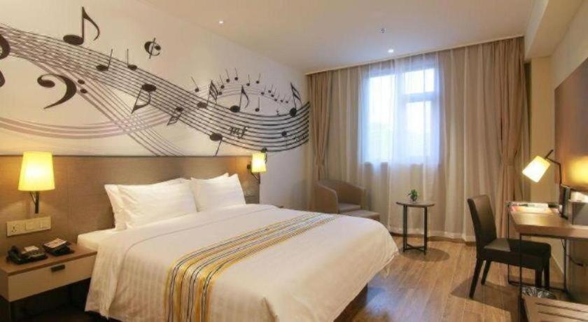 Zhangjiang Guanglan Road Metro Station Hotel