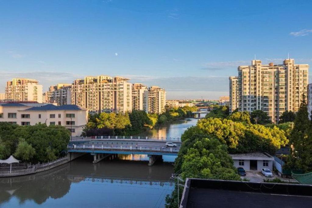 Hotel Zhangjiang Guanglan Road Metro Station 3*