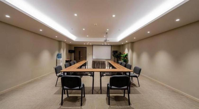 Hotel Zhangjiang Guanglan Road Metro Station 3*