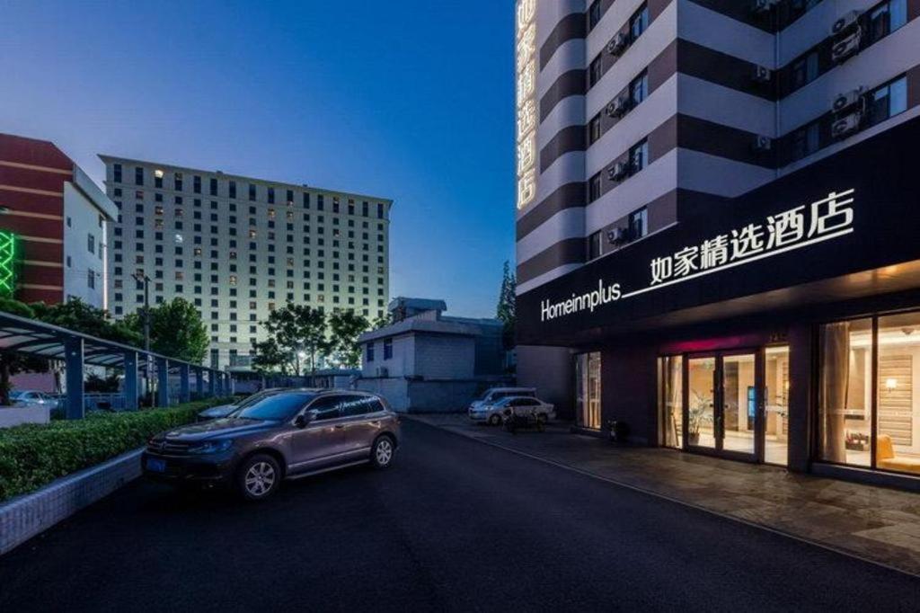 Zhangjiang Guanglan Road Metro Station 3*